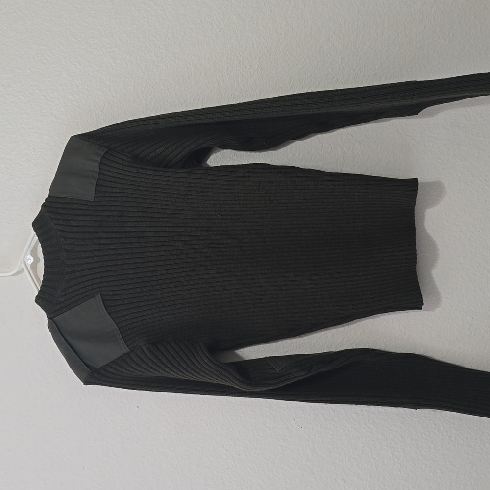 Green wool service sweater with epaulettes. Size‎ 38